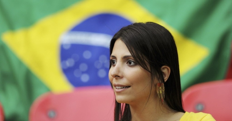 Ago.2012 - Torcedora é clicada em frente à bandeira do Brasil durante jogo de futebol feminino nas Olimpíadas