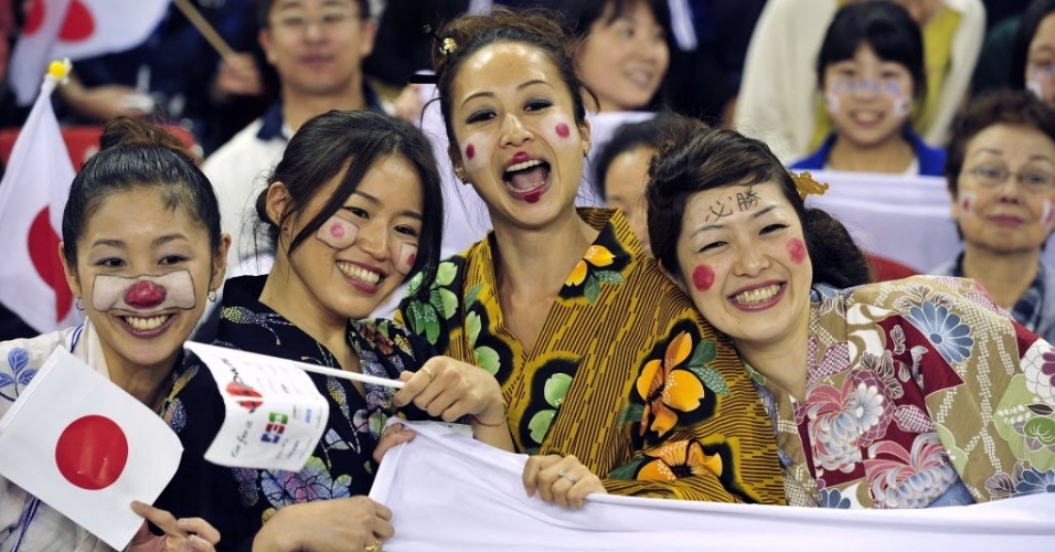 02.ago.2012 - Torcedoras japonesas mostram empolgação na torcida pelo futebol feminino nas Olimpíadas