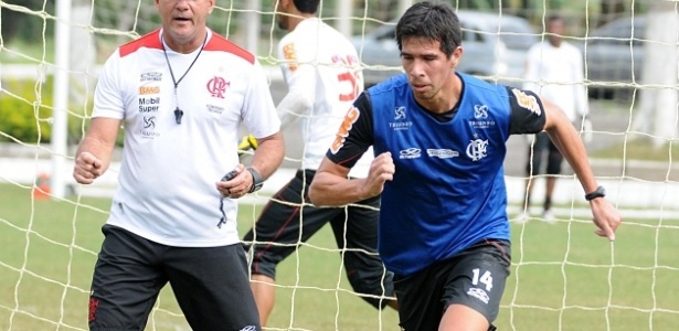 Volante Cáceres participa de um treino físico no CT do Flamengo - Alexandre Vidal/ Fla Imagem