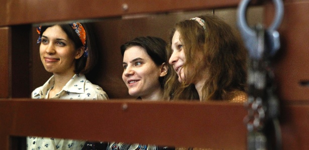 Nadezhda Tolokonnikova (esq), Yekaterina Samutsevich(c) e Maria Alyokhina, integrantes do "Pussy Riot", acompanham julgamento em Moscou (Rússia) (3/8/2012)