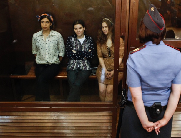 Nadezhda Tolokonnikova (esq), Yekaterina Samutsevich(c) e Maria Alyokhina, da banda feminina "Pussy Riot", acompanham julgamento em Moscou (3/8/12) - Reuters