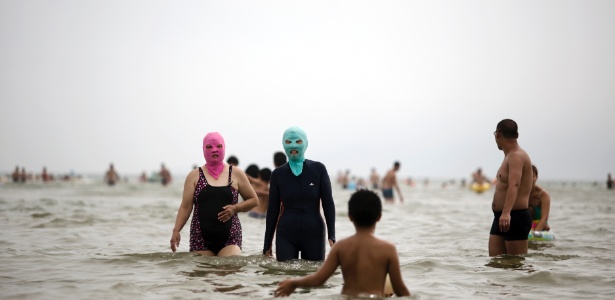 Fotos: Chineses usam máscaras para se proteger do sol - 04/08/2012 - UOL  Notícias