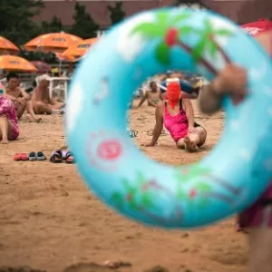 Mulheres chinesas apostam em máscara para proteção contra raios solares