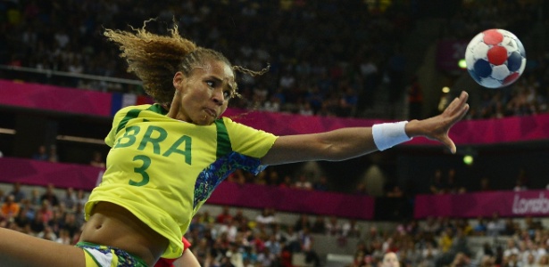 Alexandra Nascimento "flutua" para dar passe durante a partida entre Brasil e Rússia
