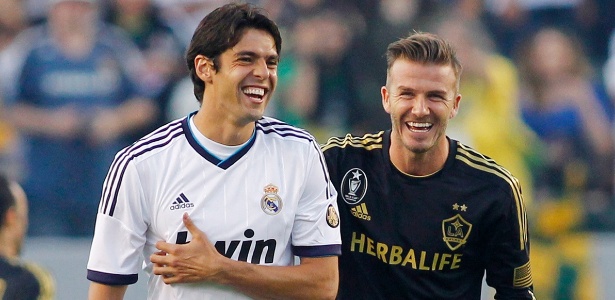 Antes da partida, o astro inglês David Beckham brincou com o brasileiro Kaká - REUTERS/Danny Moloshok