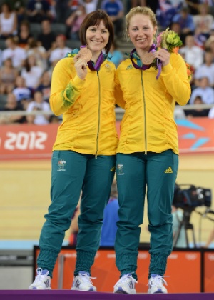 Ao lado de Anna Meares (esq.), a ciclista australiana Kaarle Mcculloch conquistou medalha de bronze na prova do sprint feminino