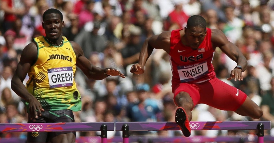 Atletas de Jamaica e Estados Unidos competem na prova dos 400 m com barreiras