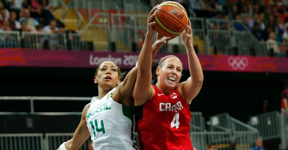 Brasileira Érika disputa bola com a canadense Krista Phillips