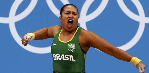 Brasileira Jaqueline Ferreira comemora após quebrar recorde brasileiro de levantamento de peso