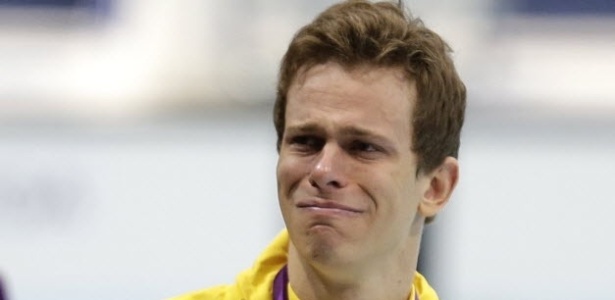 Cesar Cielo chora após a cerimônia de premiação dos 50 m livre, em Londres; brasileiro ficou com o bronze