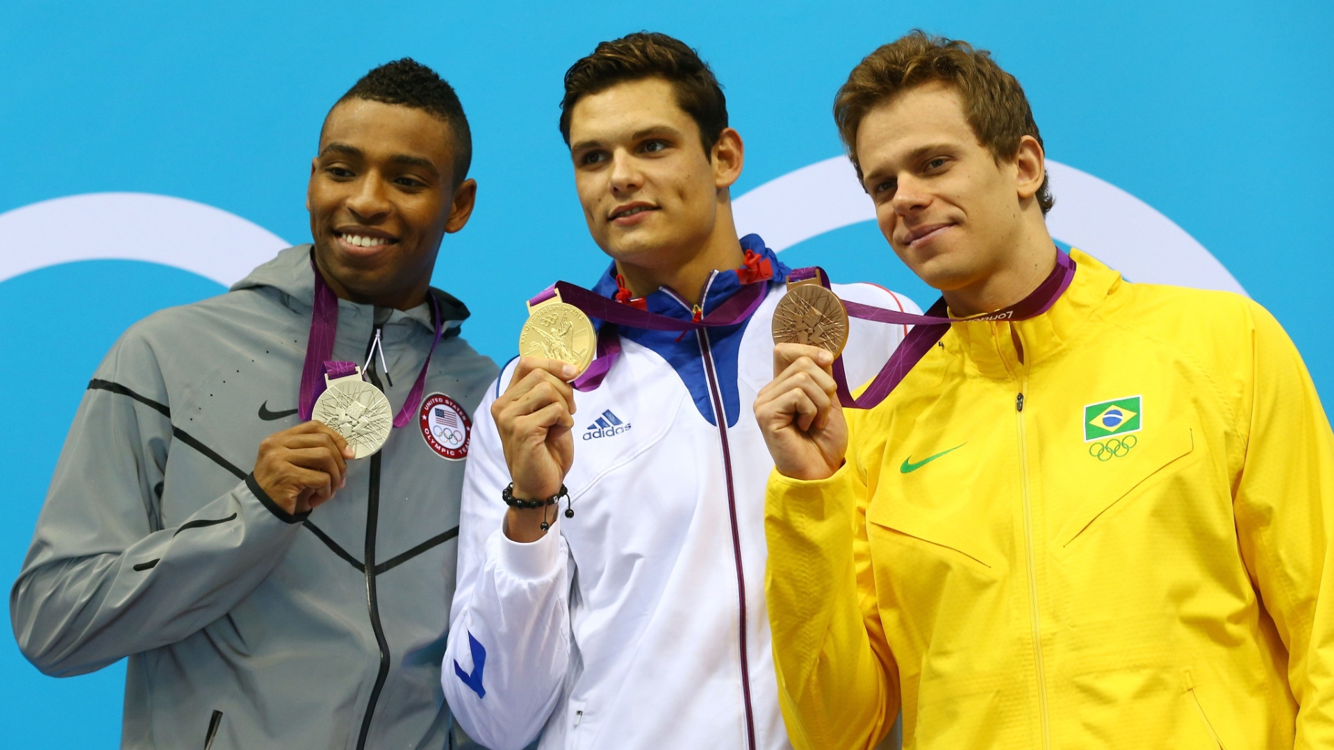 Cesar Cielo exibe a medalha de bronze ao lado de Florent Manaudou (ouro) e Cullen Jones (prata)
