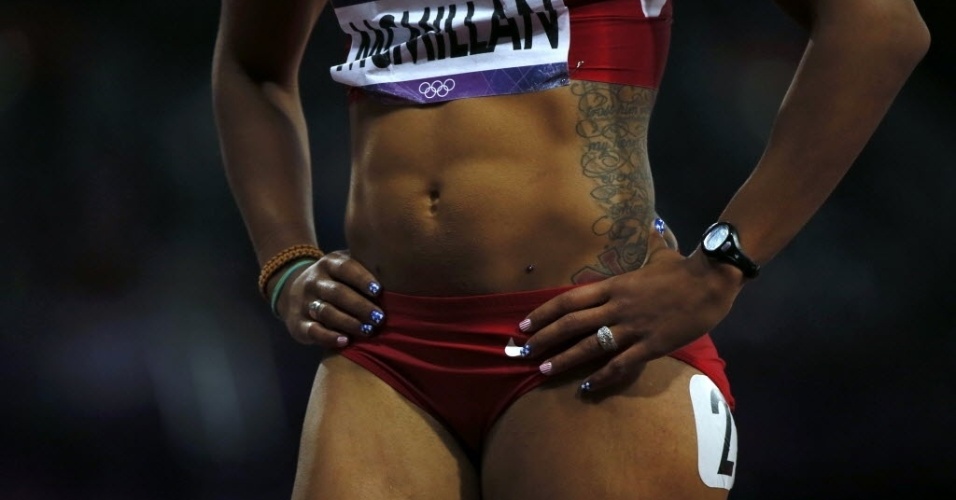 Chantae McMillan coloca as mãos na cintura após prova dos 200 m livres na competição do heptatlo feminino