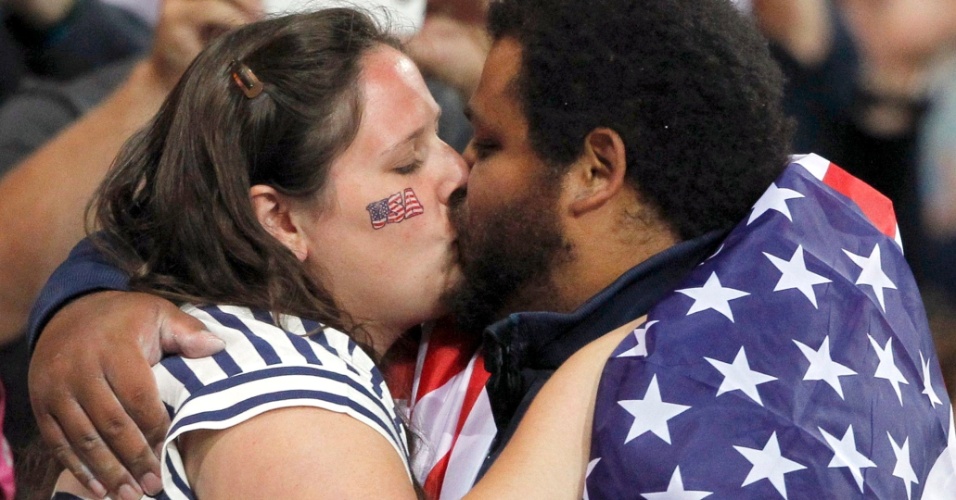 Com um beijo em sua mulher, norte-americano Reese Hoffa celebra a conquista da medalha de bronze no arremesso de peso