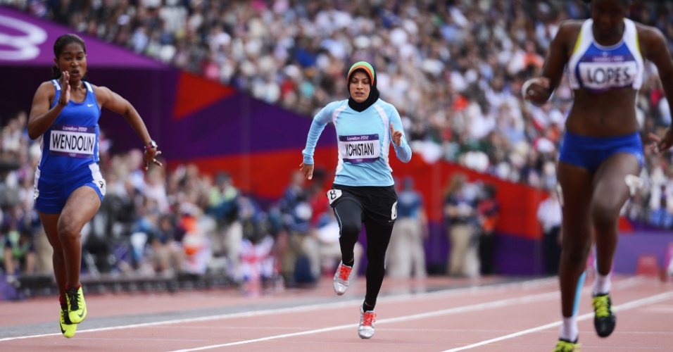 Competindo com véu islâmico, afegã Tahmina Kohistani corre na eliminatória dos 100 m rasos no Estádio Olímpico de Londres