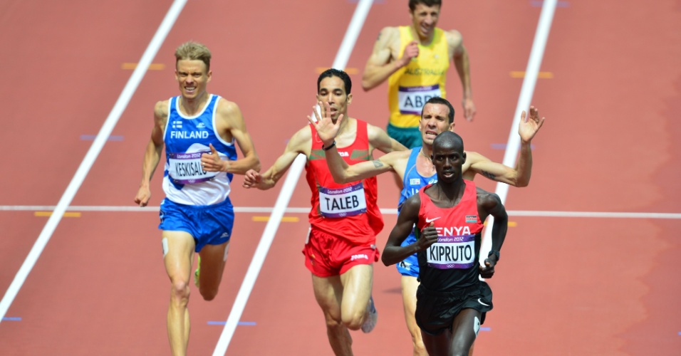 Da esq. para dir., Brahim Taleb (Marrocos), Yuri Floriani (Itália) e Brimin Kiprop Kipruto (Quênia) competem na eliminatória dos 3.000 m com obstáculos