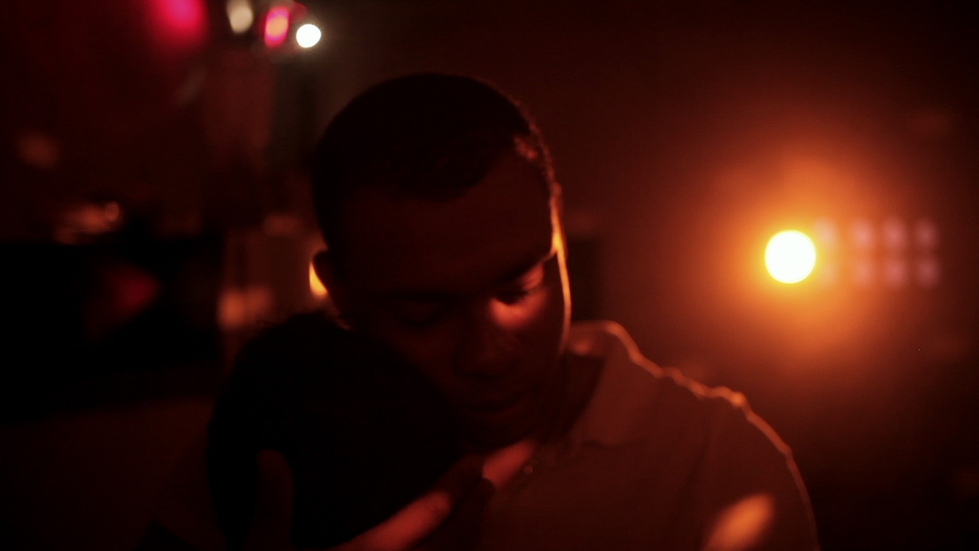 Depoimentos de celebridades e anônimos sobre o romantismo e a traição marcam o filme - Divulgação