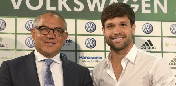 Felix Magath (e), treinador do Wolfsburg, posa ao lado de Diego: acusação de panelinha - Dominique Leppin/EFE