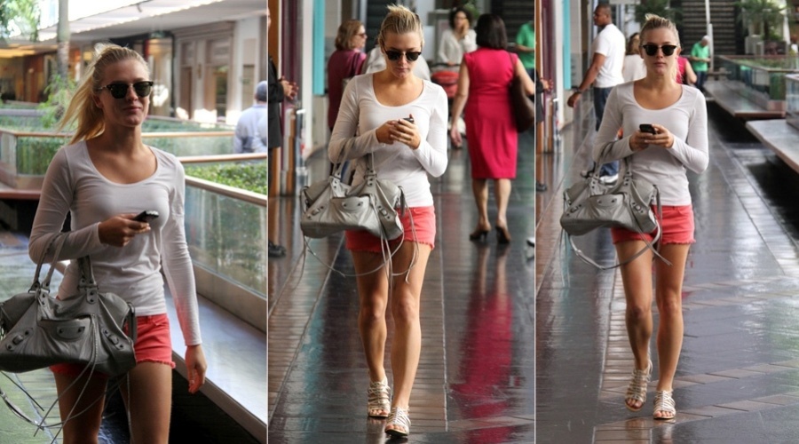 Fiorella Mattheis circulou por um shopping da zona sul do Rio (3/8/12). A atriz vestia um short curto e chegou a acenar para o paparazzo