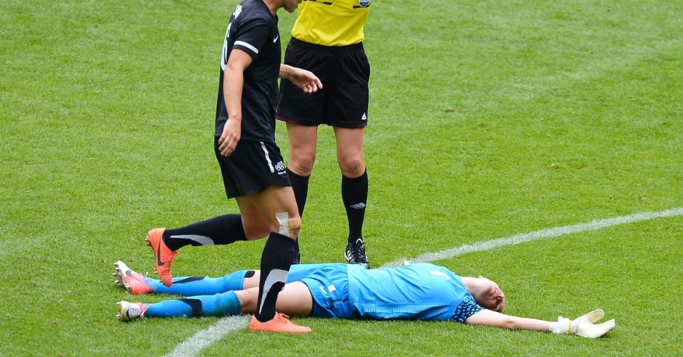 03.ago.2012 - Goleira da Nova Zelândia, Jenny Bindon, fica desacordada após choque com a atleta dos EUA, Alex Morgan