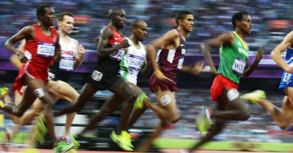 Imagem em movimento da prova de 1.500 metros masculina do atletismo em Londres