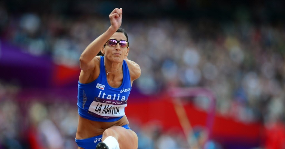 Italiana Simona la Mantia compete nas eliminatórias do salto triplo
