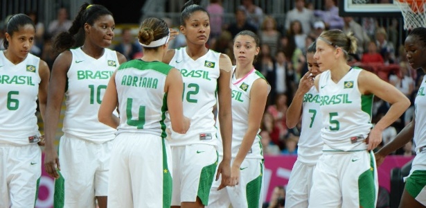 Jogadoras da seleção feminina de basquete se lamentam após a derrota para o Canadá