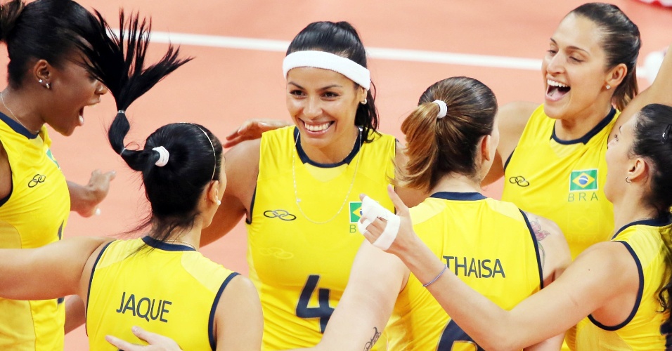 Jogadoras do Brasil comemoram ponto na partida contra a China no vôlei feminino