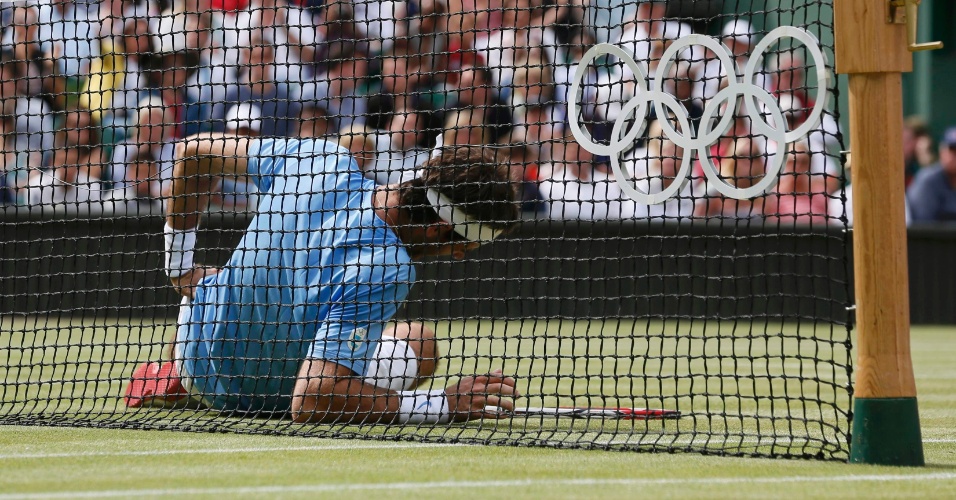 Juan Martin del Potro cai após errar voleio em parida contra Roger Federer