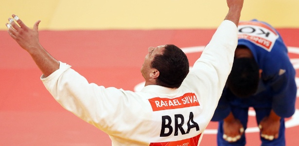 Judoca brasileiro comemora vitória sobre o sul-coreano Kim Sung-Min e a conquista da medalha de bronze
