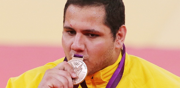 Judoca brasileiro Rafael Silva beija medalha de bronze conquistada na categoria acima de 100 kg