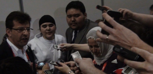 Judoca saudita Wojdan Shaherka é cercada pela imprensa após lutar em Londres