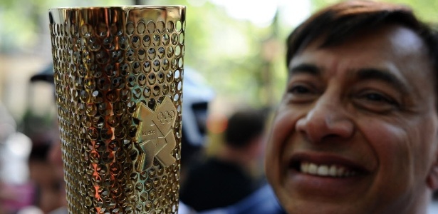 Lakshmi Mittal, bilionário indiano, participa do revezamento da tocha olímpica em Londres