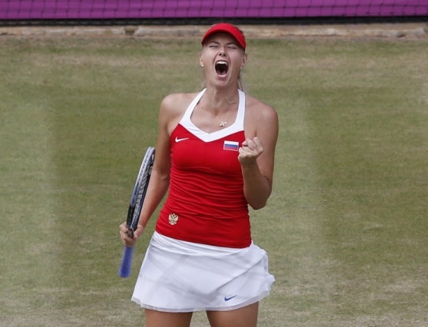 Maria Sharapova comemora ponto no duelo contra a compatriota Maria Kirilenko em Londres-2012