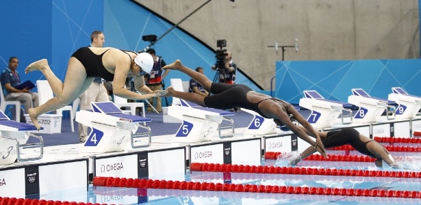 Masempe Theko (e), de Lesoto, mergulha para nadar os 50 m livre; ela fez 42s35