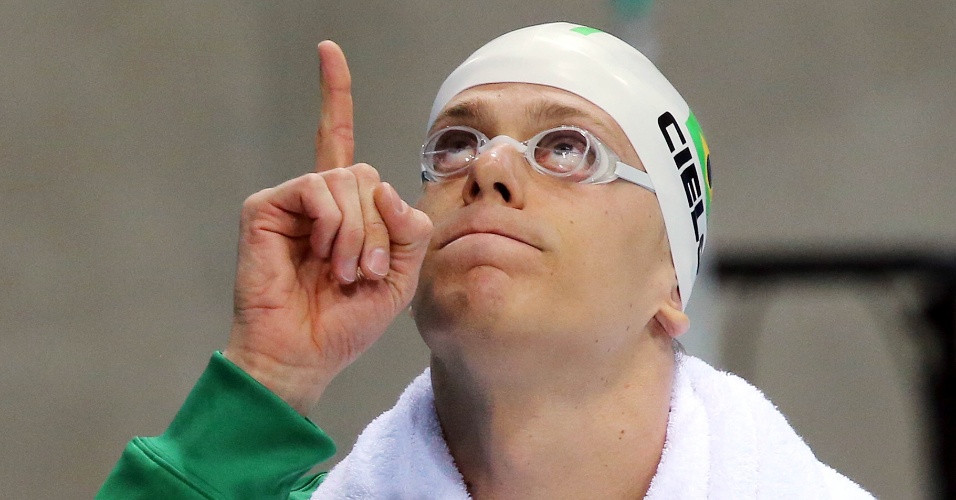 Nadador brasileiro Cesar Cielo antes de cair na piscina para disputar os 50m livre nos Jogos de Londres