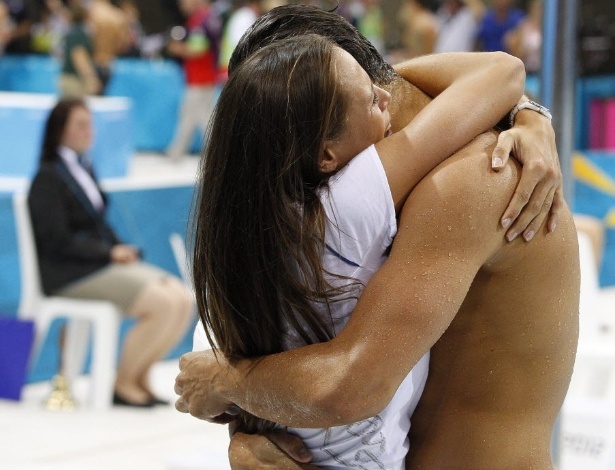 Nadador francês, Florent Manaudou, é abraçado pela irmã após vencer prova dos 50 m livres