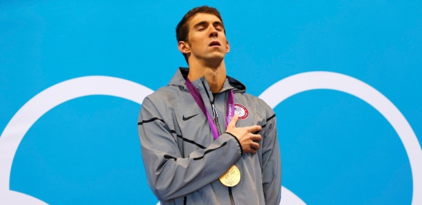 Michael Phelps canta o hino durante a cerimônia de entrega das medalhas dos 100m borboleta