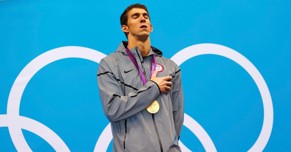 Nadador norte-americano Michael Phelps canta o hino durante a cerimônia de entrega das medalhas dos 100m borboleta