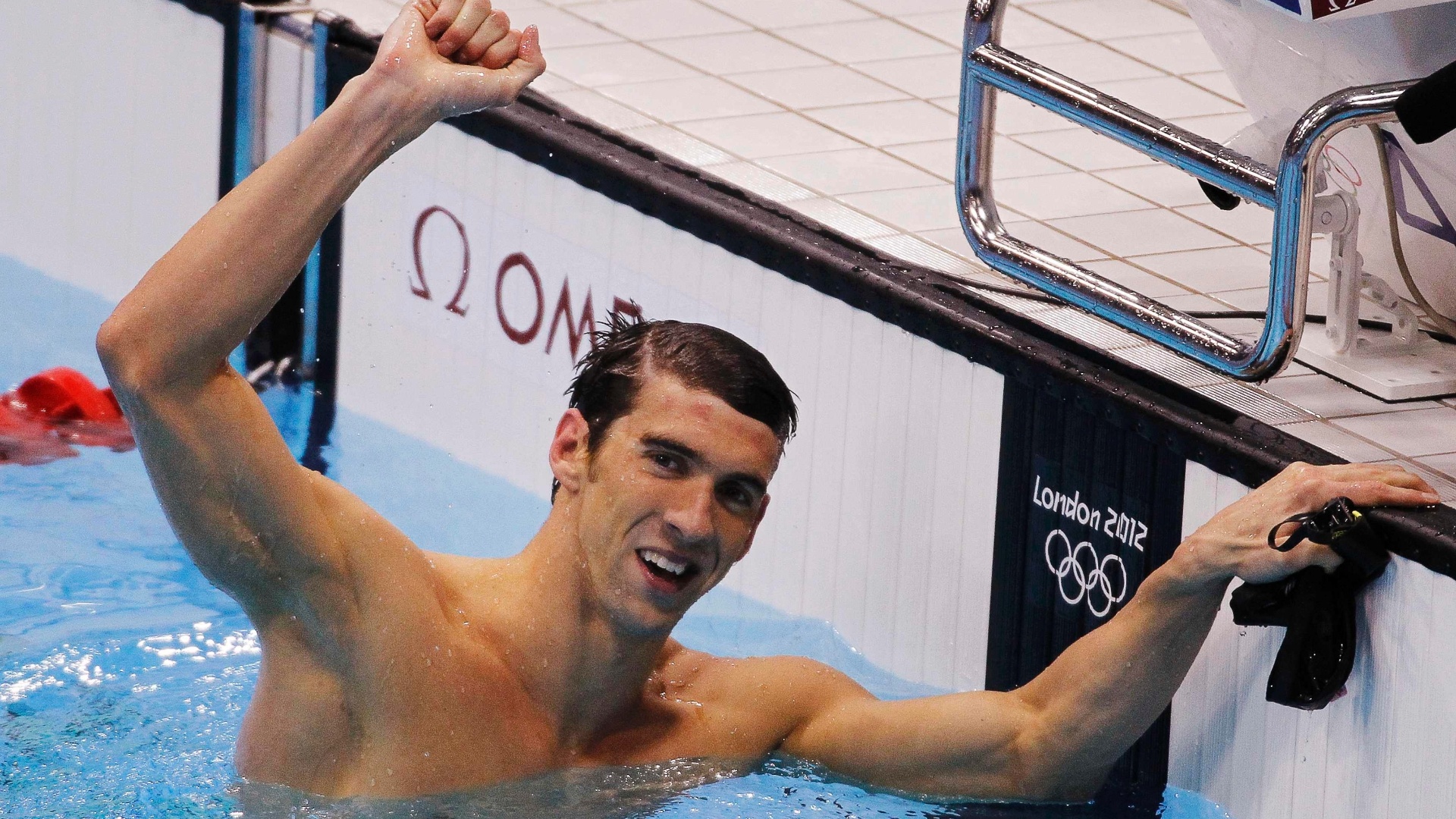 Nadador norte-americano Michael Phelps comemora vitória nos 100 m borboleta