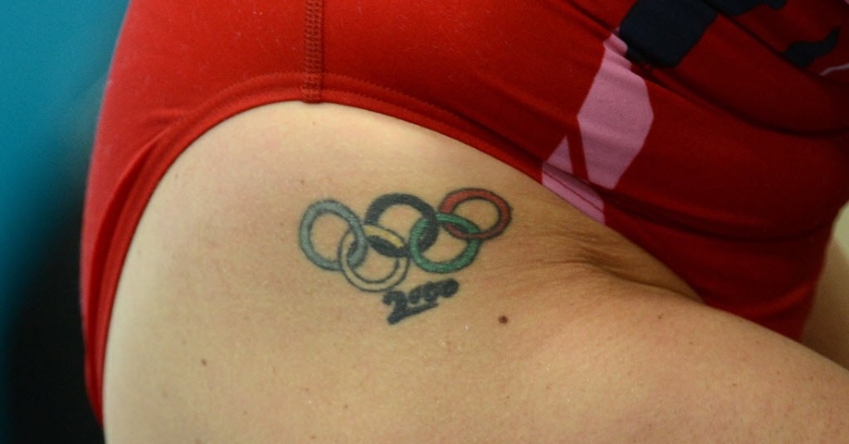 Nadadora exibe tatuagem de aros olímpicos na perna durante a disputa das eliminatórias dos 50 m livre em Londres