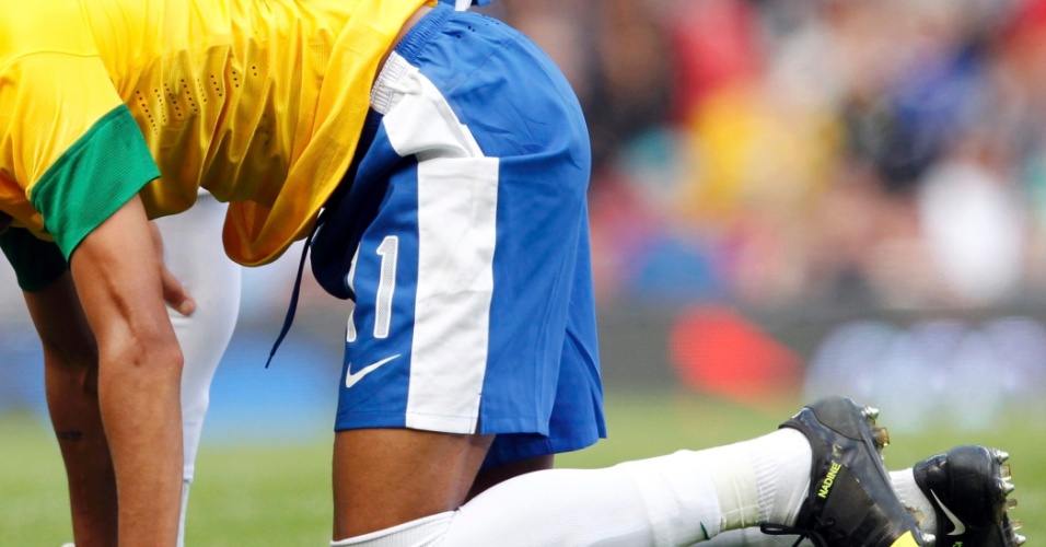 Neymar cai no chão durante jogo contra a Belarus e é ajudado por companheiros