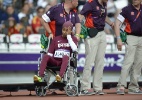 Aventura olímpica da 1ª atleta do Qatar dura apenas 10 m e termina na cadeira de rodas - AFP PHOTO / ADRIAN DENNIS