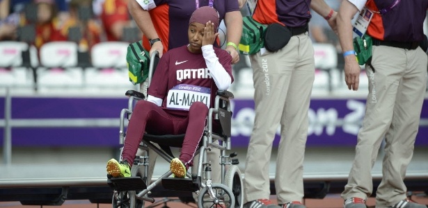 Noor Hussain al Malki se machucou durante a prova dos 100 m e precisou deixar o local na cadeira de rodas