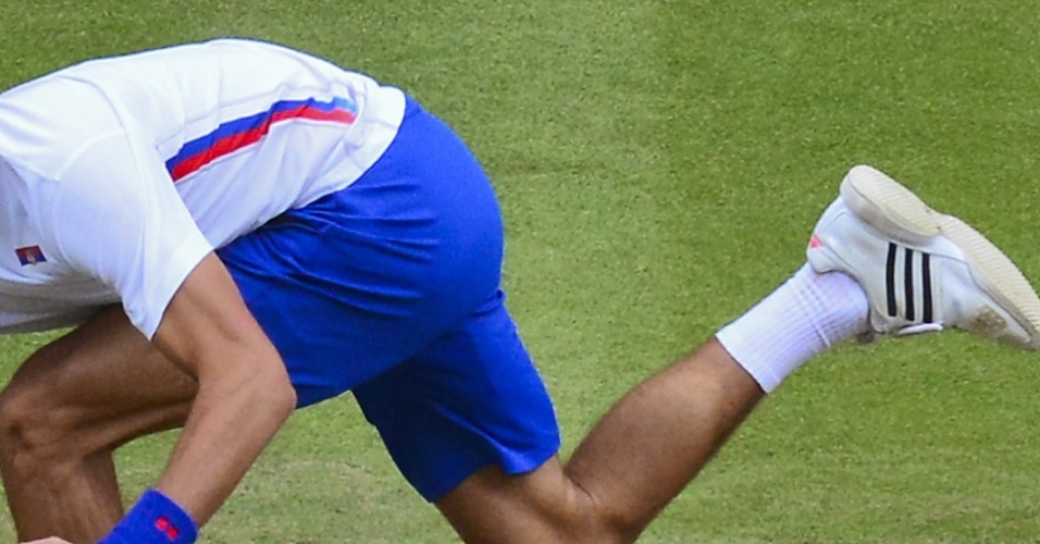 Novak Djokovic (Sérvia) se esforça para buscar a bola em jogo de tênis
