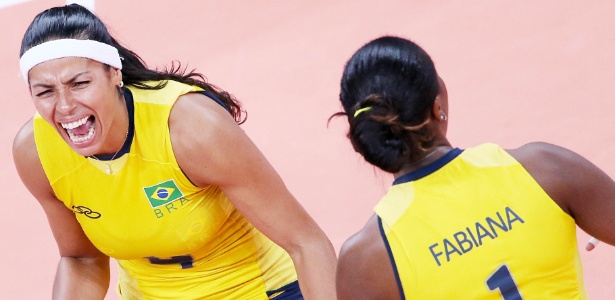 Paula Pequeno comemora ponto em uma das partidas da seleção feminina nos Jogos de Londres