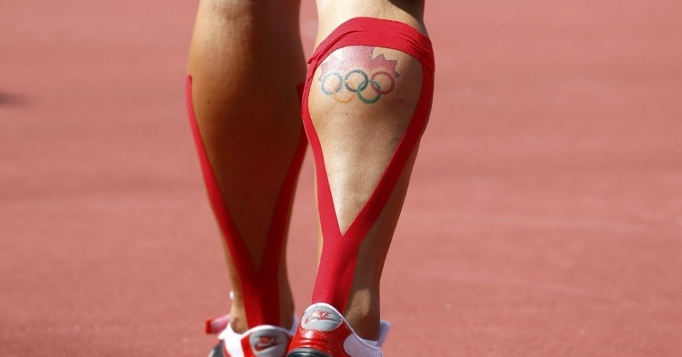 Perna tatuada do atleta do Canadá, James Steacy, fotografada durante prova do arremesso de martelo em Londres