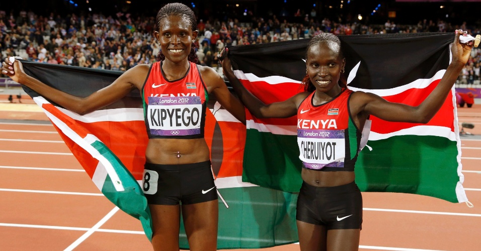 Quenianas Sally Jepkosgei Kipyego e Vivian Jepkemoi Cheruiyot festejam respectivas conquistas da prata e do bronze nos 10.000 m