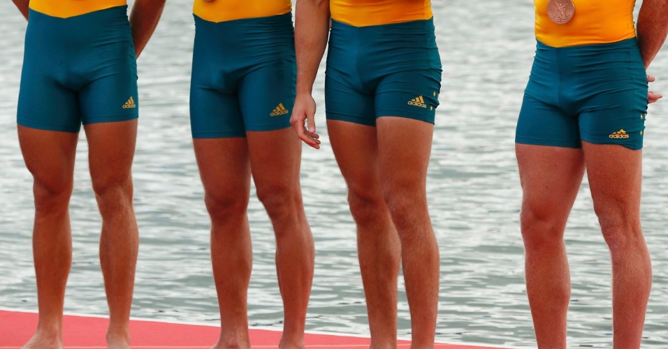 Remadores da Austrália se alinham para receber a medalha de bronze nos Jogos