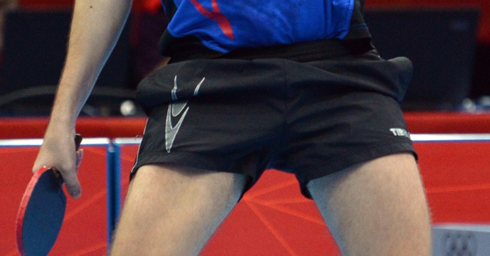 Romeno Adrian Crisan comemora ponto importante em disputa no tênis de mesa