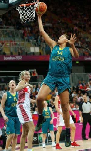 Sequência de fotos mostra enterrada de Liz Cambage, da Austrália, que surpreendeu no basquete feminino